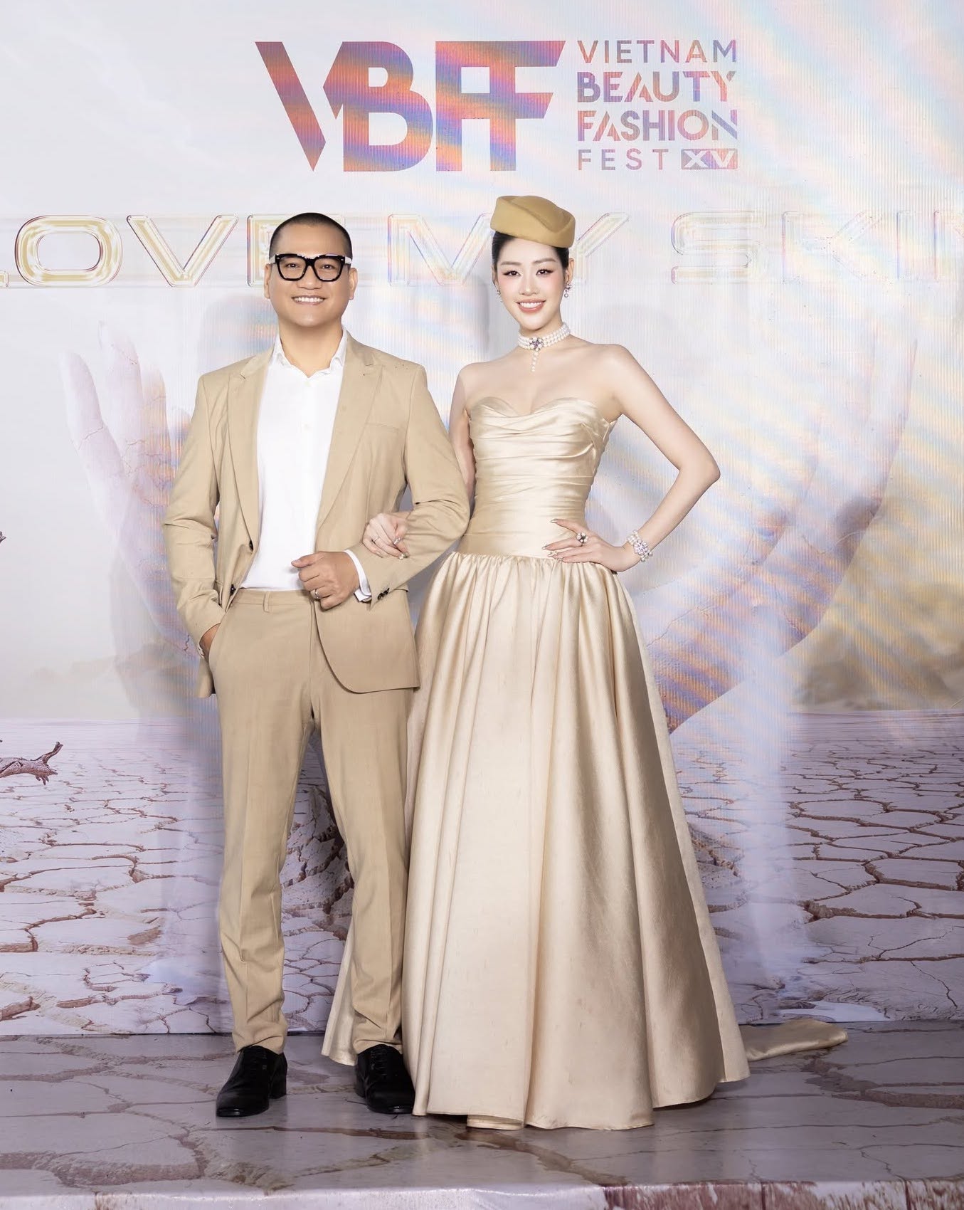 Hoa hậu Kh&aacute;nh V&acirc;n v&agrave; chồng nhiếp ảnh gia tỏa s&aacute;ng tại Vietnam Beauty Fashion Fest XV - Ảnh 1.