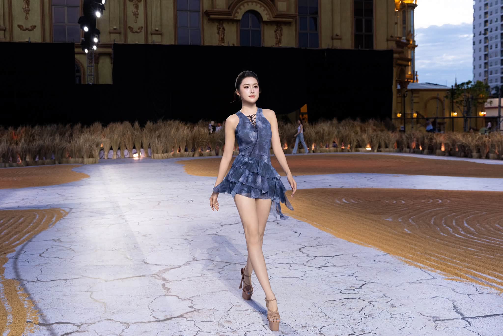 Phan Phương Oanh tỏa s&aacute;ng Tại Vietnam Beauty Fashion Fest 2026 - Ảnh 4.