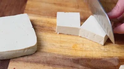 Chỉ với khoảng 15 ngh&igrave;n đồng v&agrave; th&ecirc;m một bước khi chế biến, m&oacute;n ăn quen thuộc bỗng khiến cả nh&agrave; ăn ngấu nghiến- Ảnh 1.
