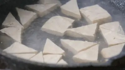 Chỉ với khoảng 15 ngh&igrave;n đồng v&agrave; th&ecirc;m một bước khi chế biến, m&oacute;n ăn quen thuộc bỗng khiến cả nh&agrave; ăn ngấu nghiến- Ảnh 2.