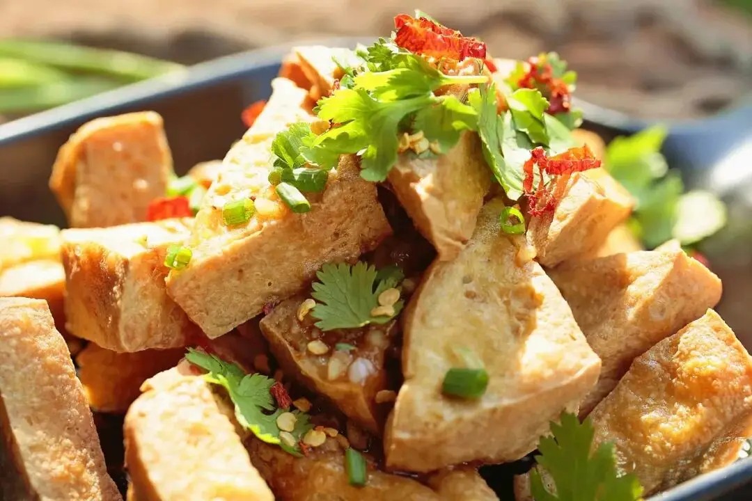 Chỉ với khoảng 15 ngh&igrave;n đồng v&agrave; th&ecirc;m một bước khi chế biến, m&oacute;n ăn quen thuộc bỗng khiến cả nh&agrave; ăn ngấu nghiến- Ảnh 7.