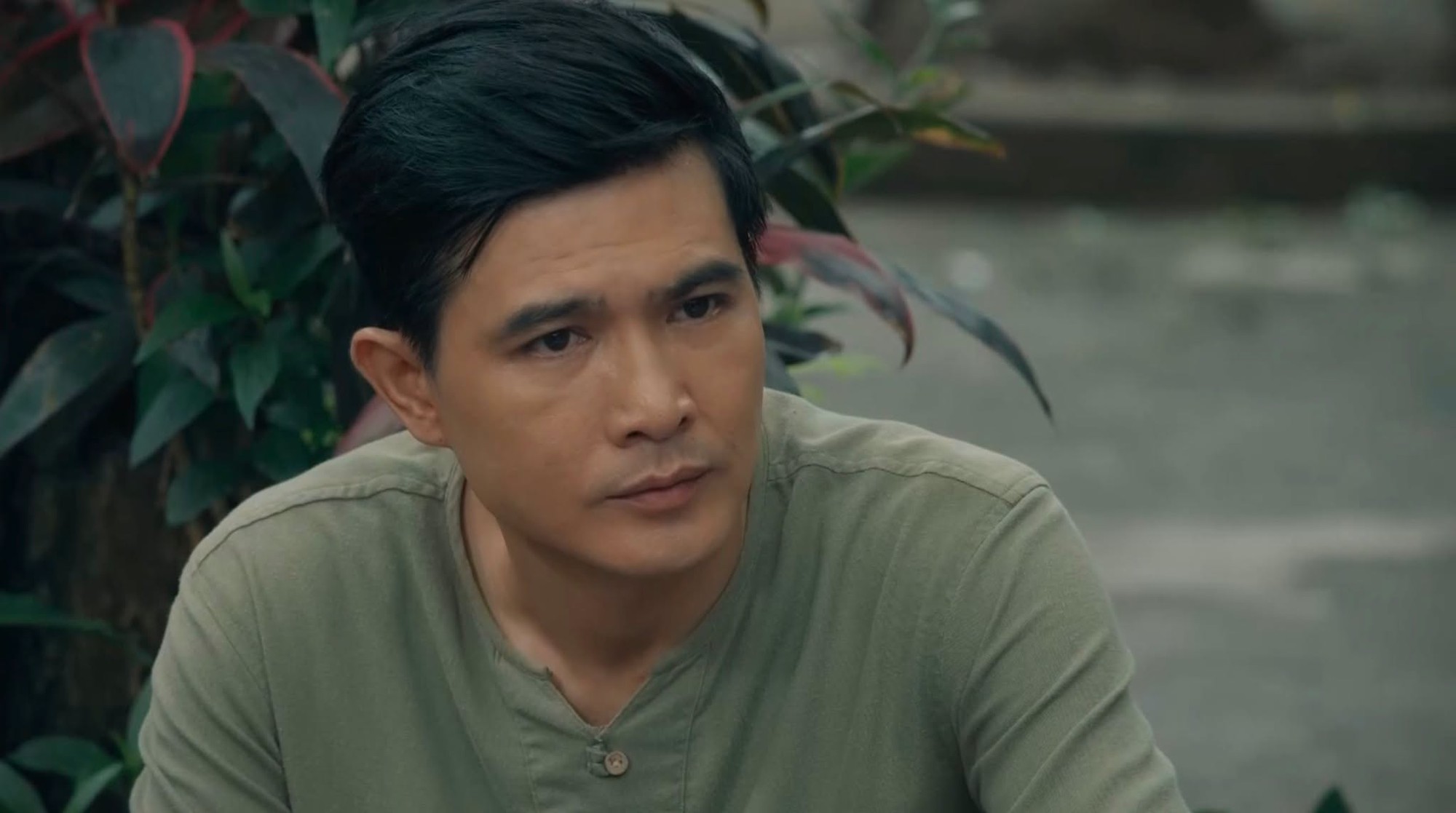 Dưới &ocirc; cửa s&aacute;ng đ&egrave;n - Tập 26: Nh&igrave;n Diệu l&ecirc;n xe sang của Sơn, Sinh vừa cay, vừa tự ti- Ảnh 10.
