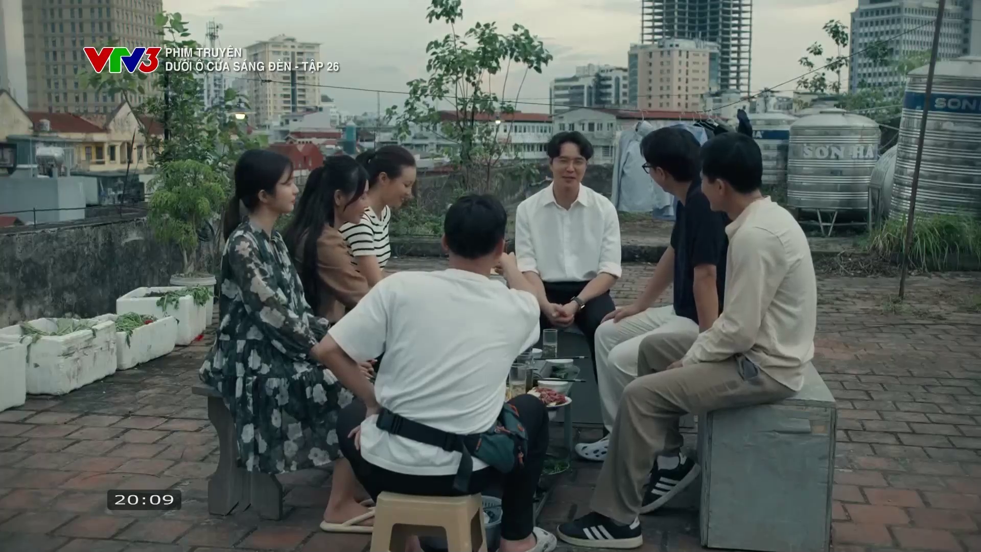 Dưới &ocirc; cửa s&aacute;ng đ&egrave;n - Tập 26: Nh&igrave;n Diệu l&ecirc;n xe sang của Sơn, Sinh vừa cay, vừa tự ti- Ảnh 2.