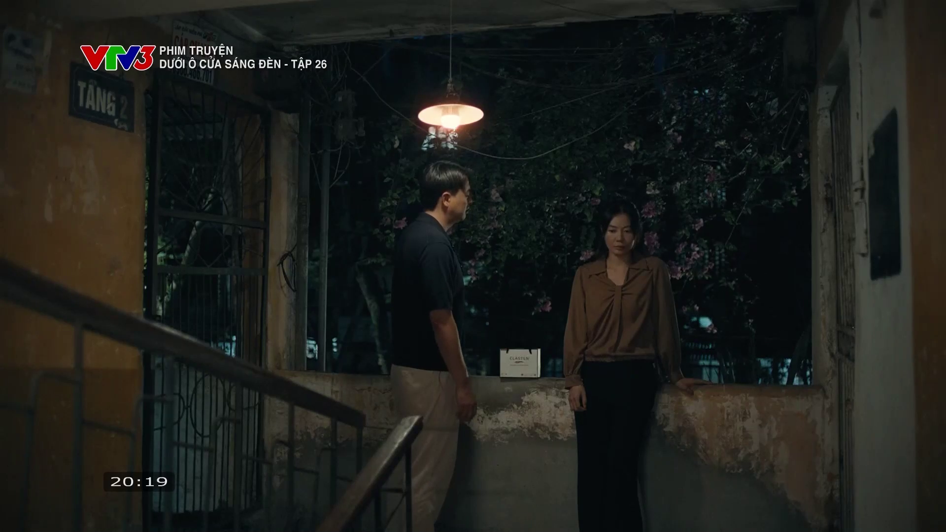 Dưới &ocirc; cửa s&aacute;ng đ&egrave;n - Tập 26: Nh&igrave;n Diệu l&ecirc;n xe sang của Sơn, Sinh vừa cay, vừa tự ti- Ảnh 4.