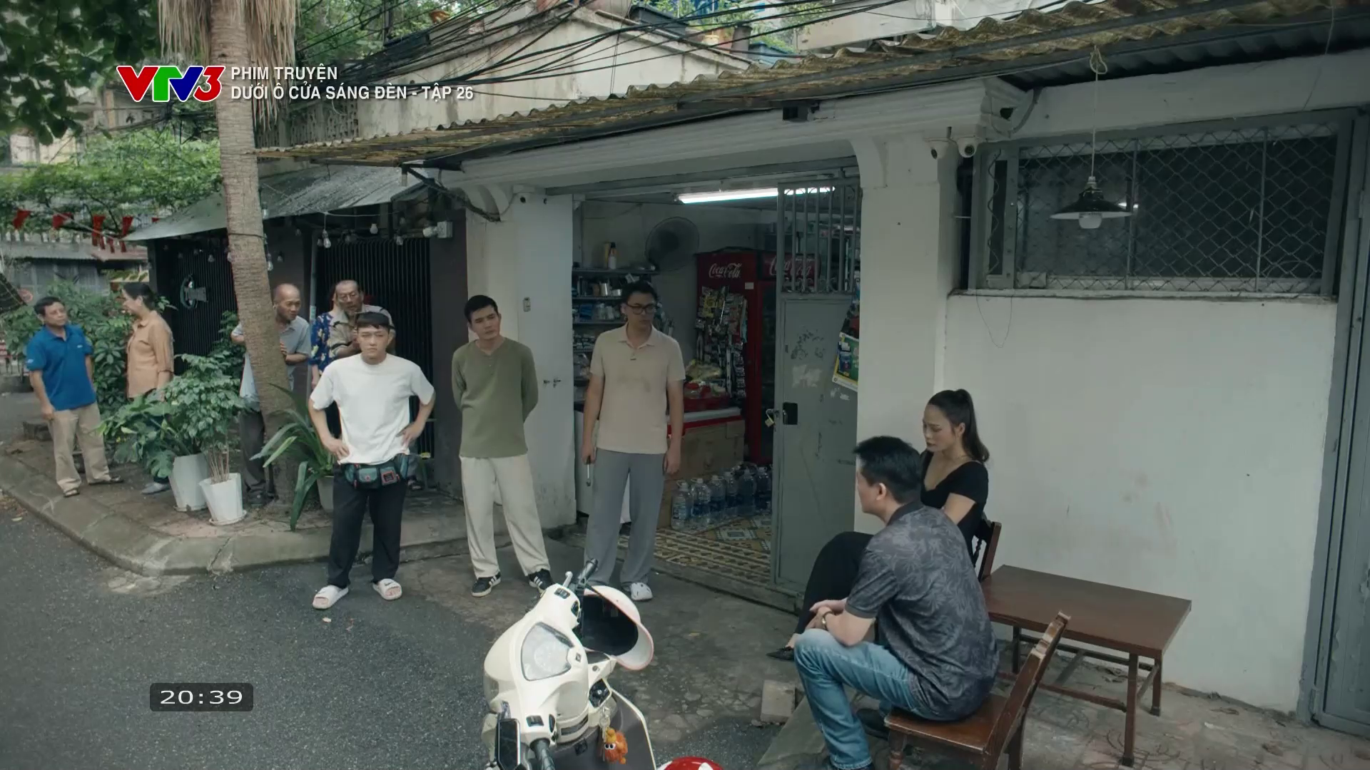 Dưới &ocirc; cửa s&aacute;ng đ&egrave;n - Tập 26: Nh&igrave;n Diệu l&ecirc;n xe sang của Sơn, Sinh vừa cay, vừa tự ti- Ảnh 8.