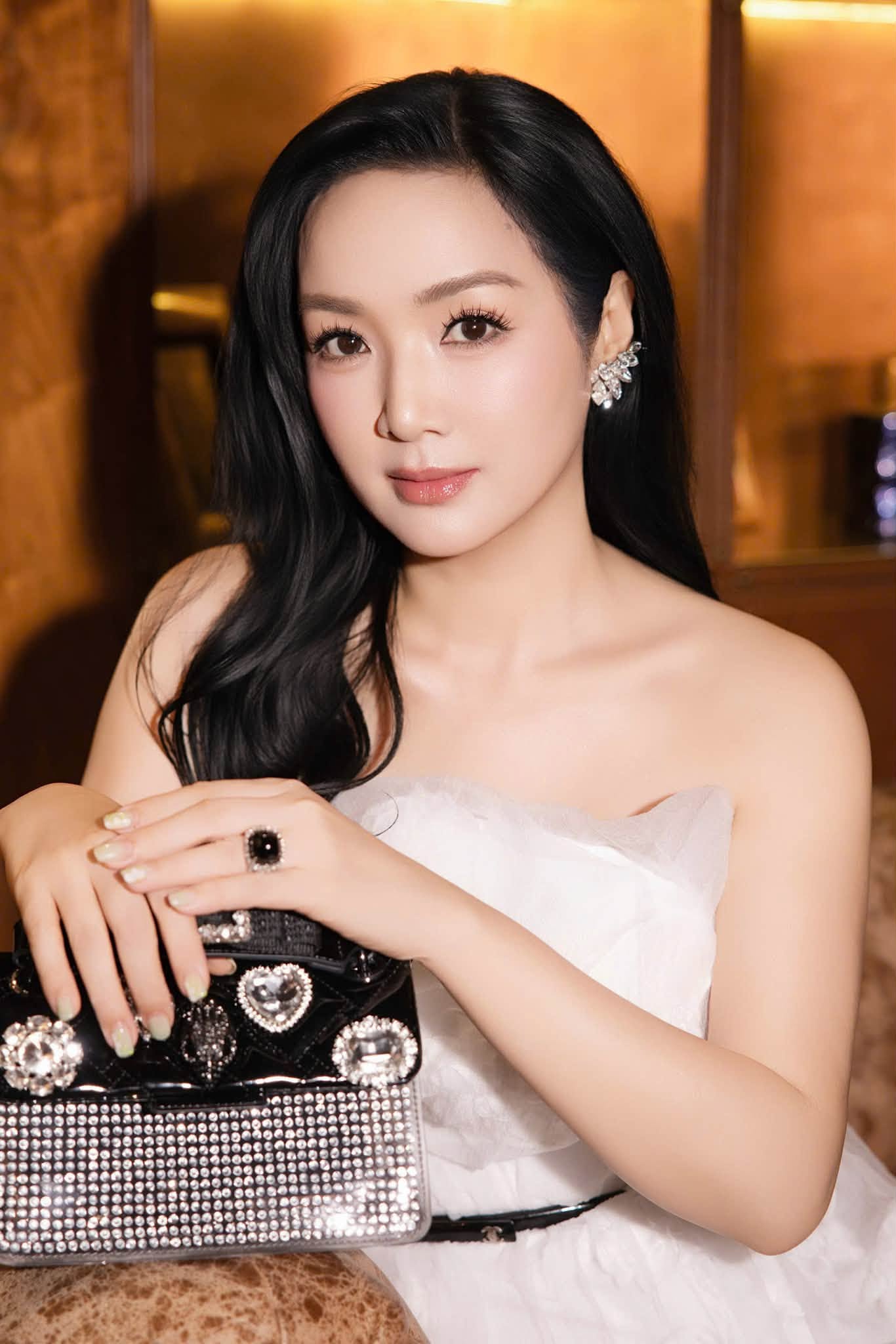 Hoa hậu Giáng My: Bí quyết trẻ trung ở tuổi 55 đầy quyến rũ - Ảnh 1.
