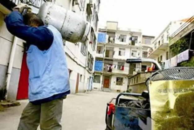 Đến khi con gái bị bỏ rơi thành Tiến sĩ mới quay lại nhận, cha mẹ ruột nhận cái kết không ngờ - Ảnh 2.