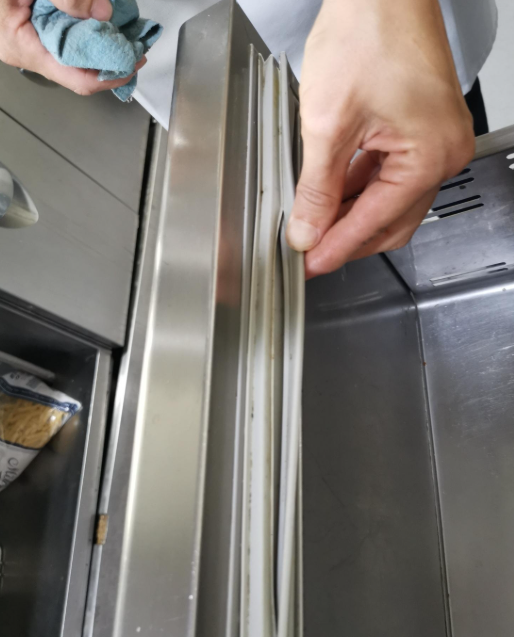Những sai lầm thường gặp khi tẩy mốc gioăng cao su tủ lạnh - Ảnh 2.