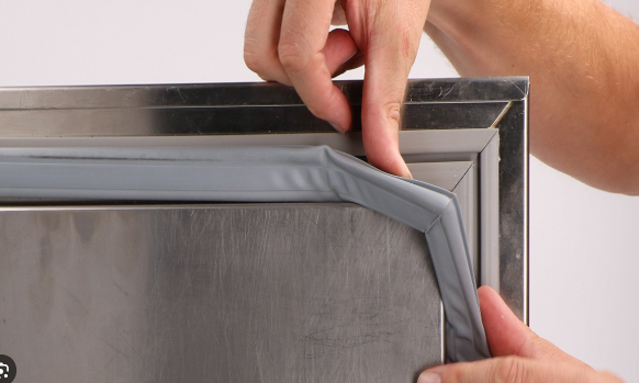 Những sai lầm thường gặp khi tẩy mốc gioăng cao su tủ lạnh - Ảnh 1.