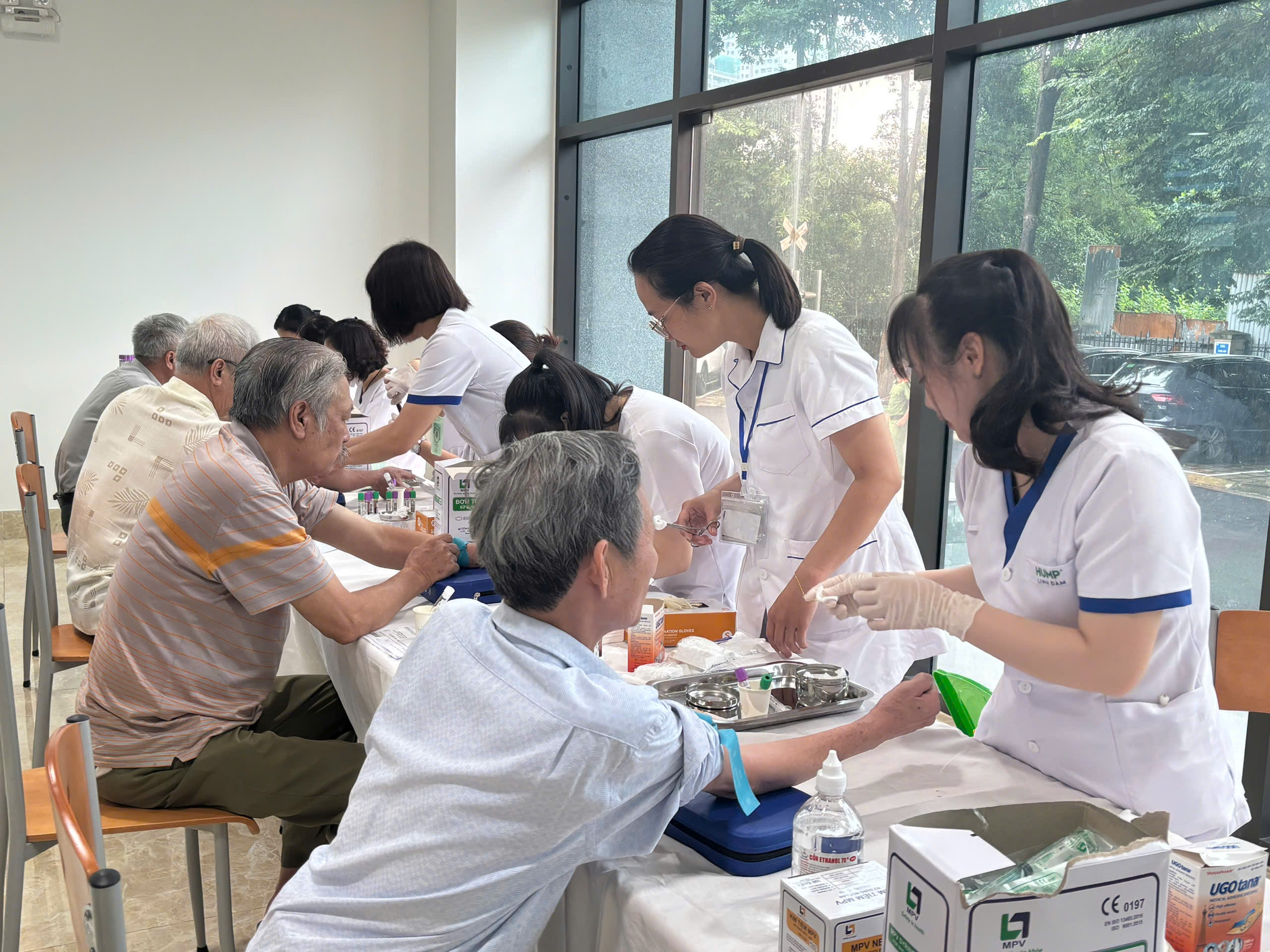 Khám sức khỏe, tri ân tặng quà cho người có công, đối tượng chính sách - Ảnh 4.