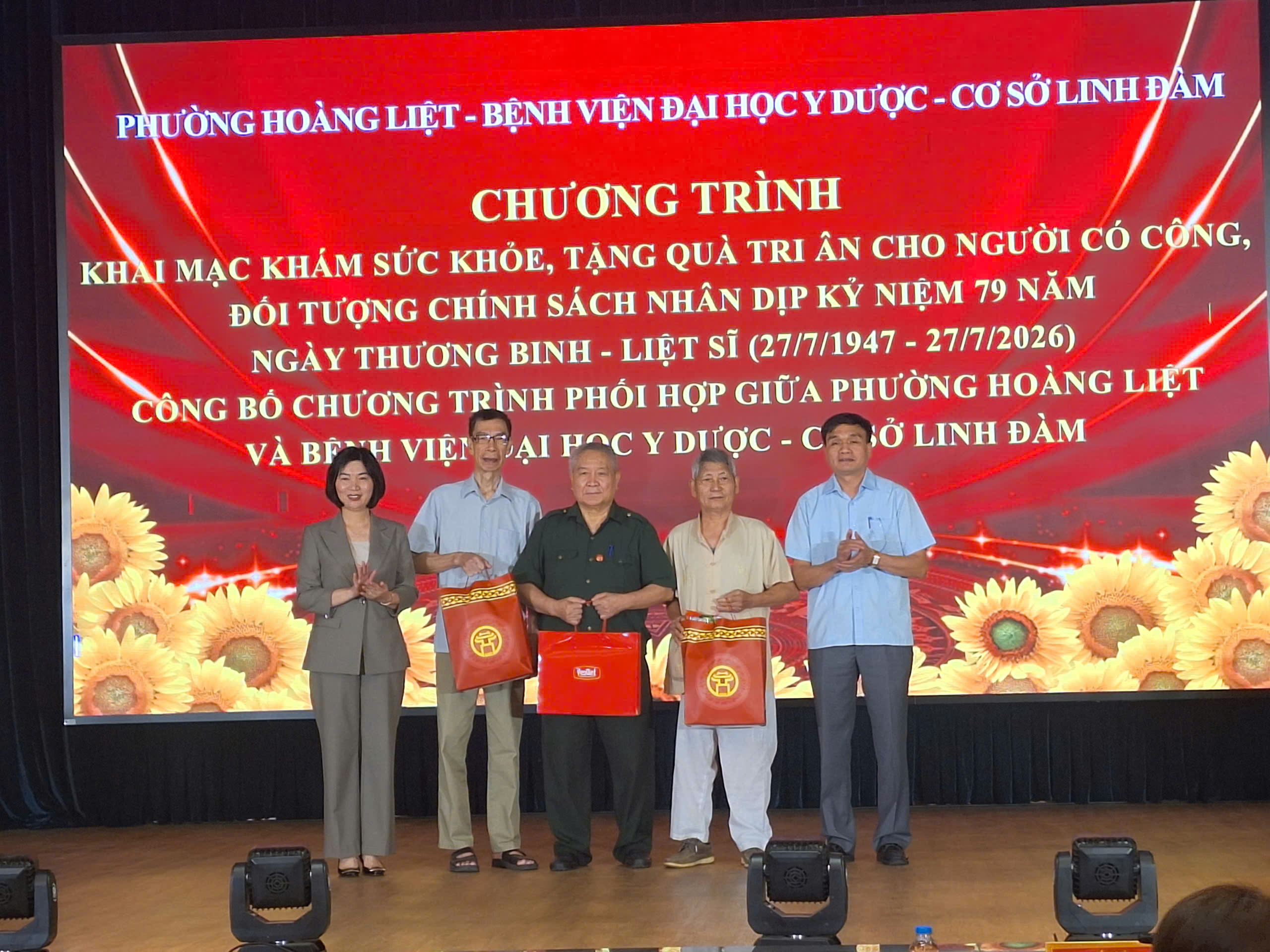 Khám sức khỏe, tri ân tặng quà cho người có công, đối tượng chính sách - Ảnh 2.