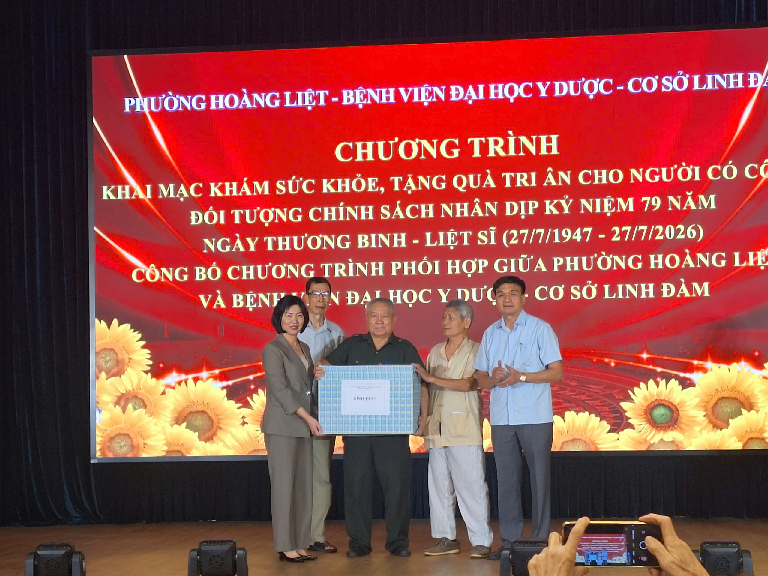 Khám sức khỏe, tri ân tặng quà cho người có công, đối tượng chính sách - Ảnh 3.