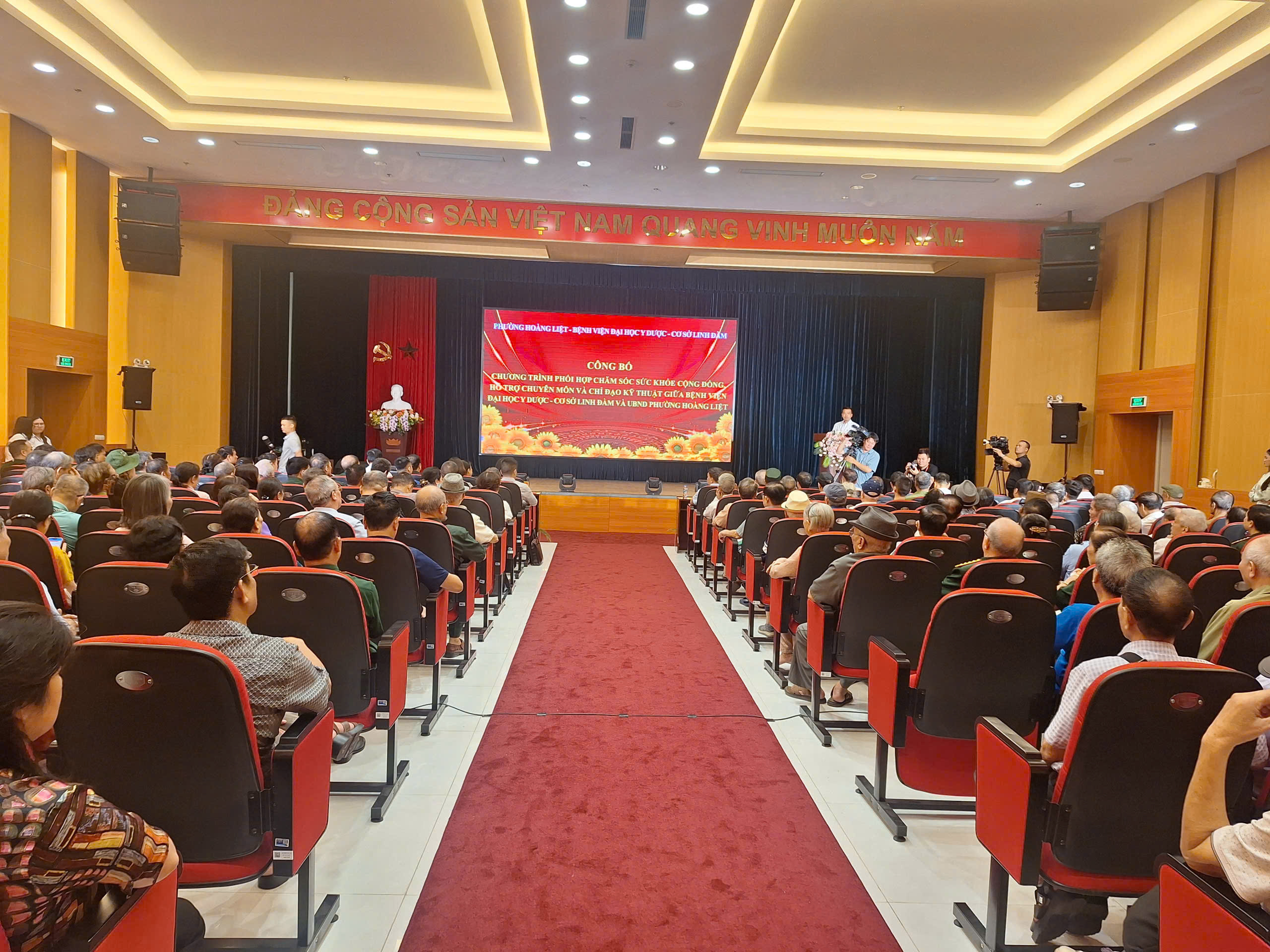 Khám sức khỏe, tri ân tặng quà cho người có công, đối tượng chính sách - Ảnh 1.