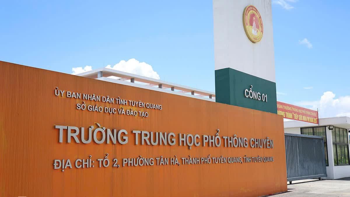 Tin s&aacute;ng 19/7: Người đ&agrave;n &ocirc;ng mất vợ con kể khoảnh khắc cả nh&agrave; &ocirc;m nhau trước khi bị lũ cuốn tr&ocirc;i; Nghệ An khẩn trương dập dịch H5N1 - Ảnh 6.