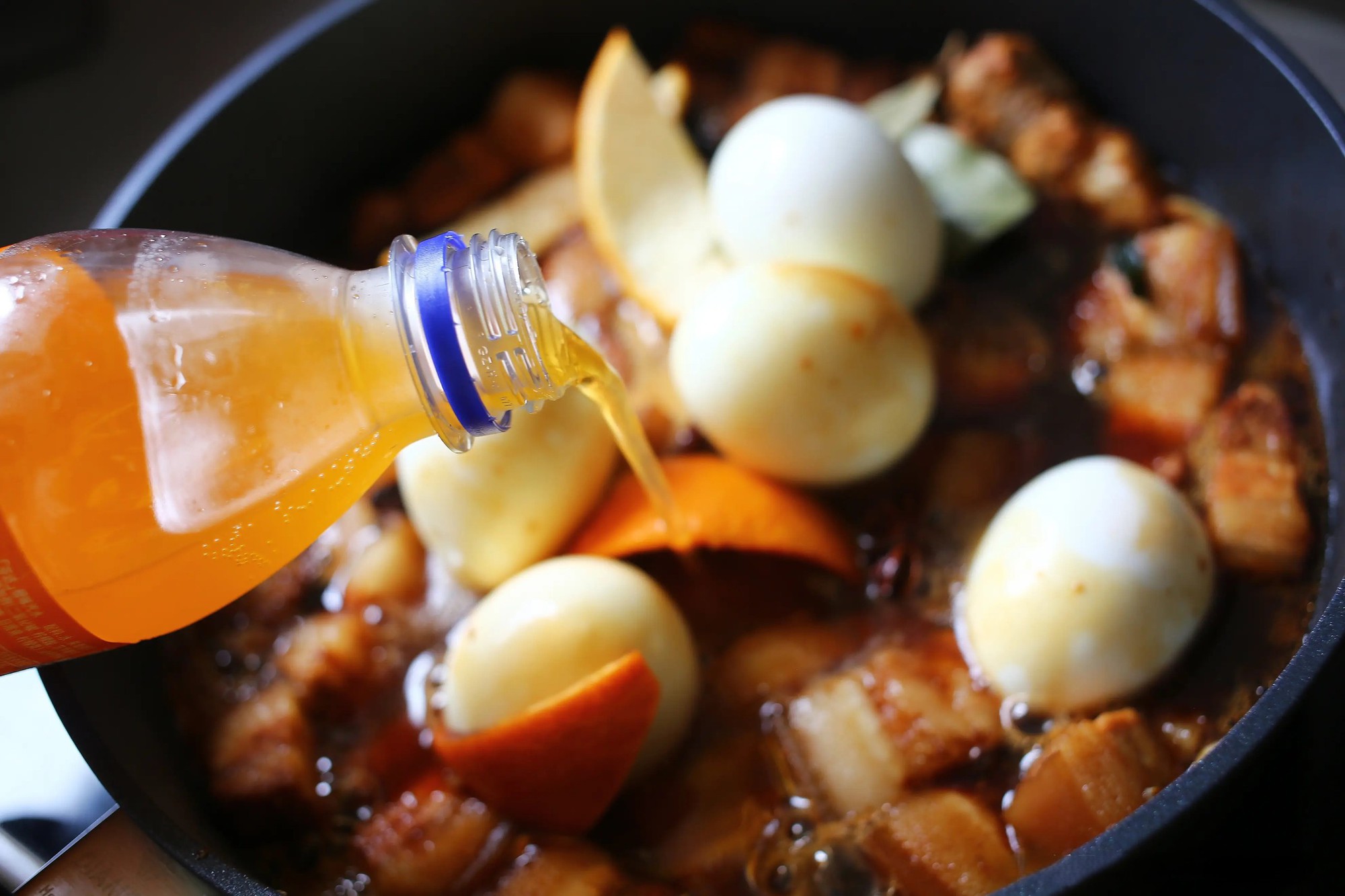 Thịt ba chỉ đừng kho t&agrave;u hay đem chi&ecirc;n nướng nữa, nấu thế n&agrave;y v&agrave; th&ecirc;m một bước nhỏ m&agrave; thơm ngon hơn nhiều- Ảnh 13.