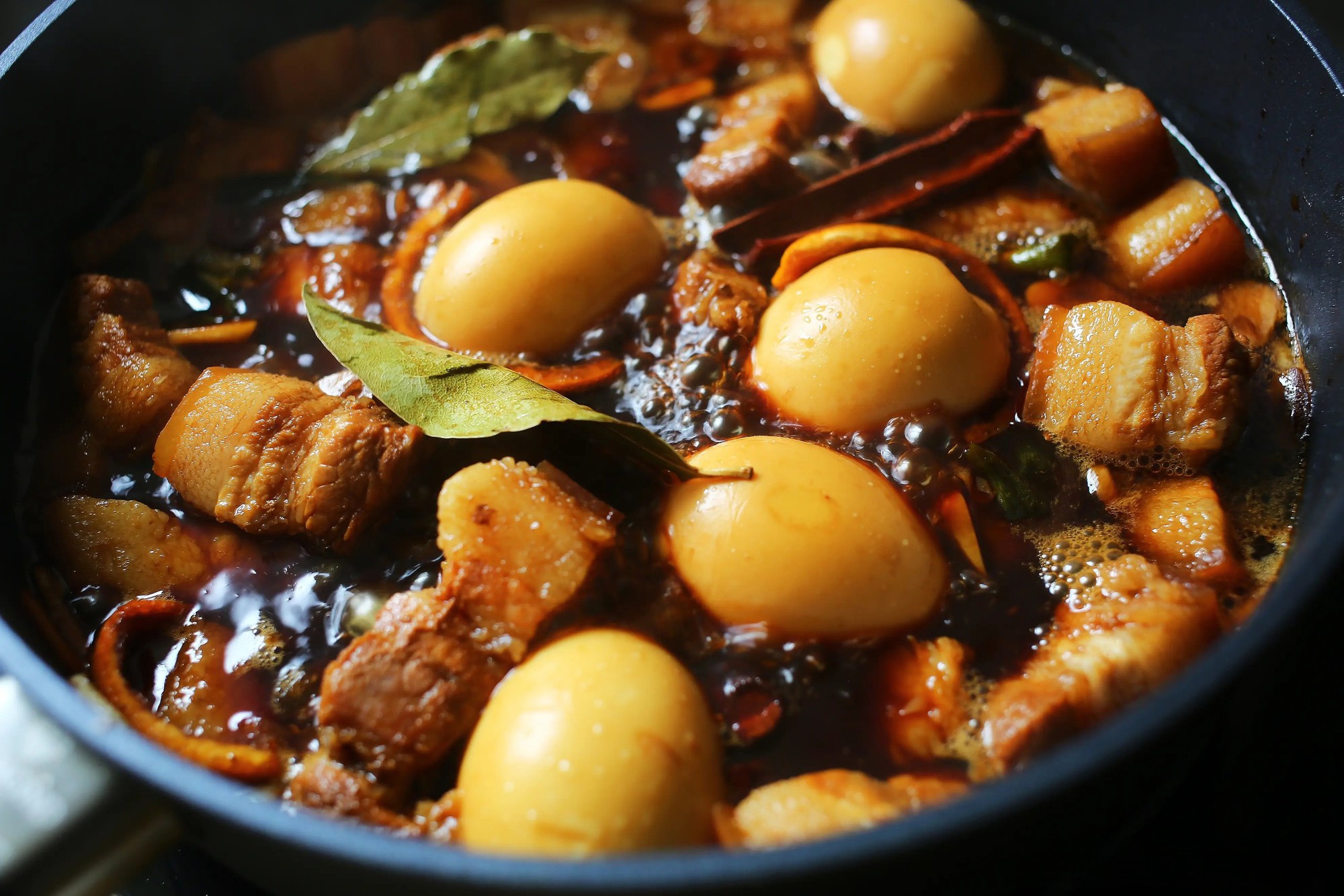 Thịt ba chỉ đừng kho t&agrave;u hay đem chi&ecirc;n nướng nữa, nấu thế n&agrave;y v&agrave; th&ecirc;m một bước nhỏ m&agrave; thơm ngon hơn nhiều- Ảnh 14.