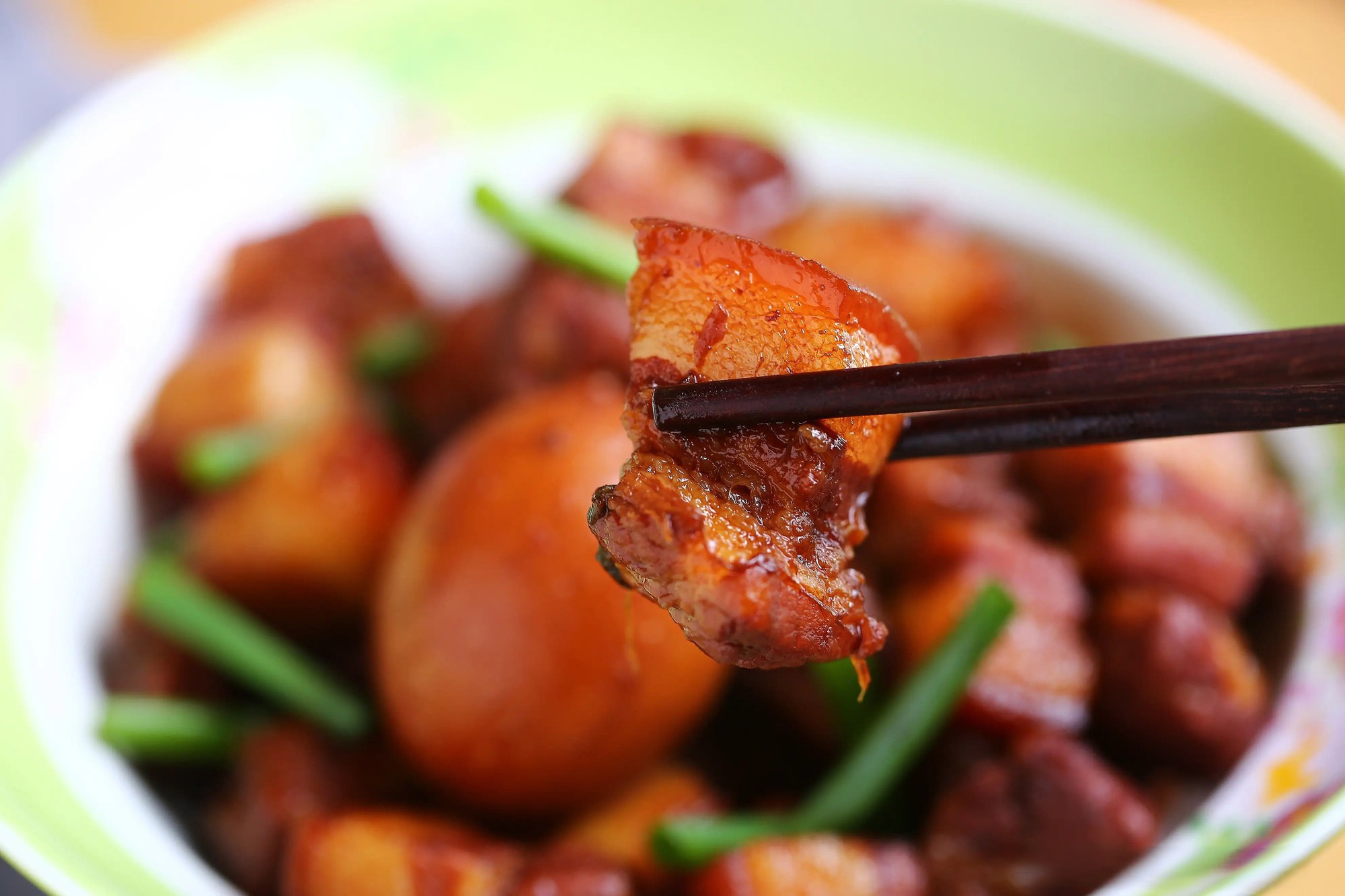 Thịt ba chỉ đừng kho t&agrave;u hay đem chi&ecirc;n nướng nữa, nấu thế n&agrave;y v&agrave; th&ecirc;m một bước nhỏ m&agrave; thơm ngon hơn nhiều- Ảnh 1.