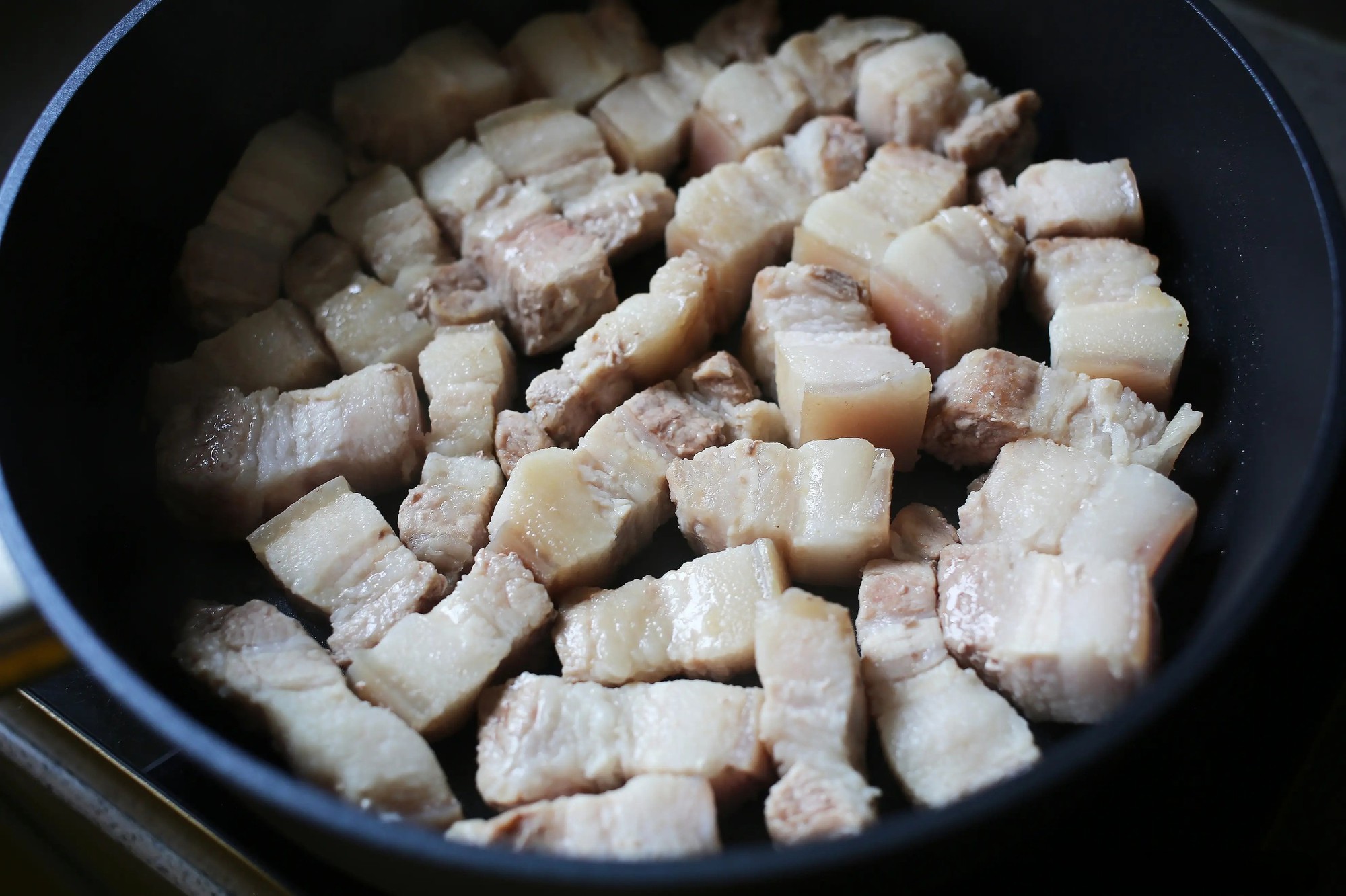 Thịt ba chỉ đừng kho t&agrave;u hay đem chi&ecirc;n nướng nữa, nấu thế n&agrave;y v&agrave; th&ecirc;m một bước nhỏ m&agrave; thơm ngon hơn nhiều- Ảnh 7.