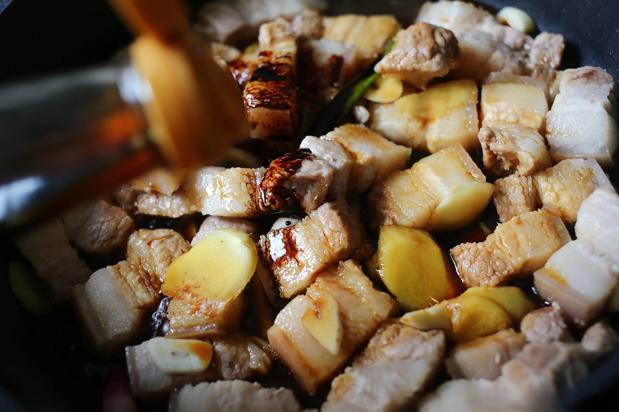 Thịt ba chỉ đừng kho t&agrave;u hay đem chi&ecirc;n nướng nữa, nấu thế n&agrave;y v&agrave; th&ecirc;m một bước nhỏ m&agrave; thơm ngon hơn nhiều- Ảnh 9.