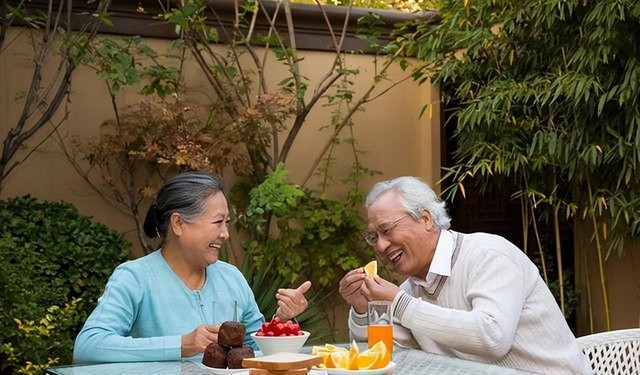 Đến tuổi 60, người khôn ngoan không tiêu 3 loại tiền, không đến 3 nơi, không gặp 3 kiểu người - Ảnh 1.