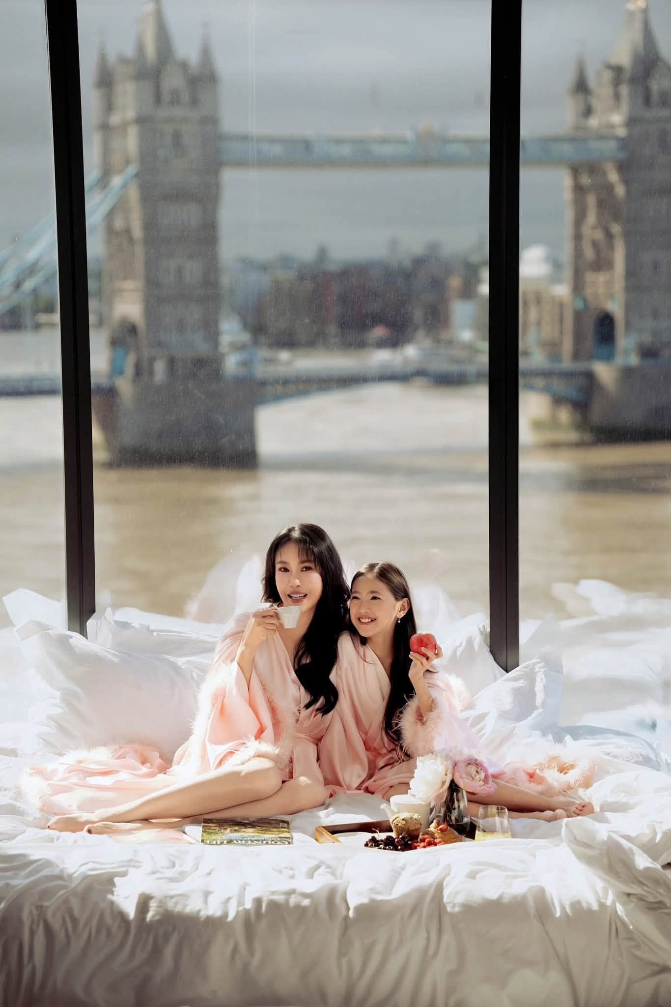 Hà Kiều Anh và con gái út khám phá London trong chuyến du lịch đáng nhớ - Ảnh 2.