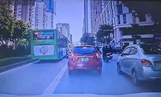 Vụ tai nạn giao th&ocirc;ng nghi&ecirc;m trọng tr&ecirc;n đường L&ecirc; Văn Lương , H&agrave; Nội năm 2026 - Ảnh 1.