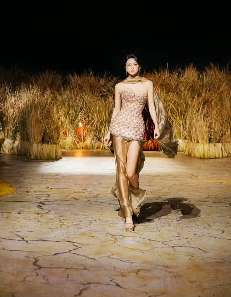 Lương thùy Linh tỏa sáng với đôi chân 1m22 tại Vietnam Beauty Fashion Fest 2026 - Ảnh 2.