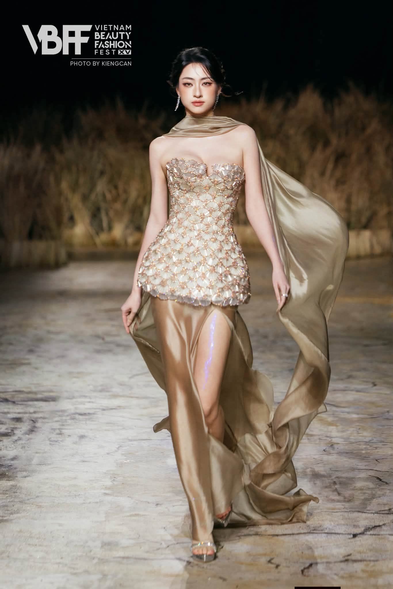 Lương thùy Linh tỏa sáng với đôi chân 1m22 tại Vietnam Beauty Fashion Fest 2026 - Ảnh 4.