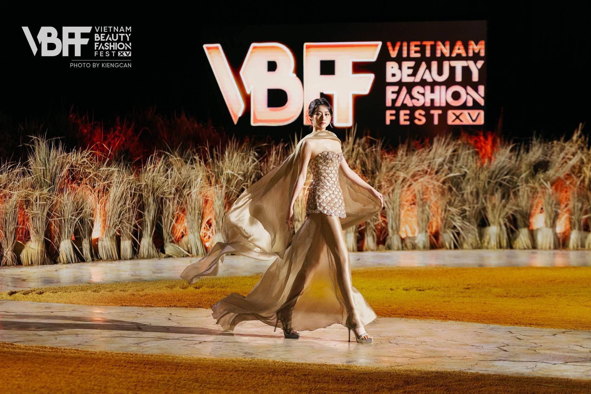 Lương thùy Linh tỏa sáng với đôi chân 1m22 tại Vietnam Beauty Fashion Fest 2026 - Ảnh 5.