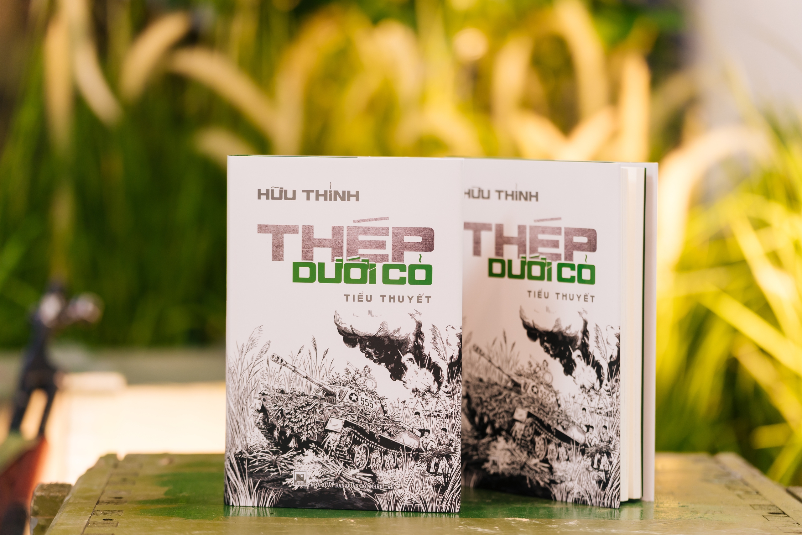 Nh&agrave; thơ Hữu Thỉnh ra mắt tiểu thuyết "Th&eacute;p dưới cỏ"   - Ảnh 3.