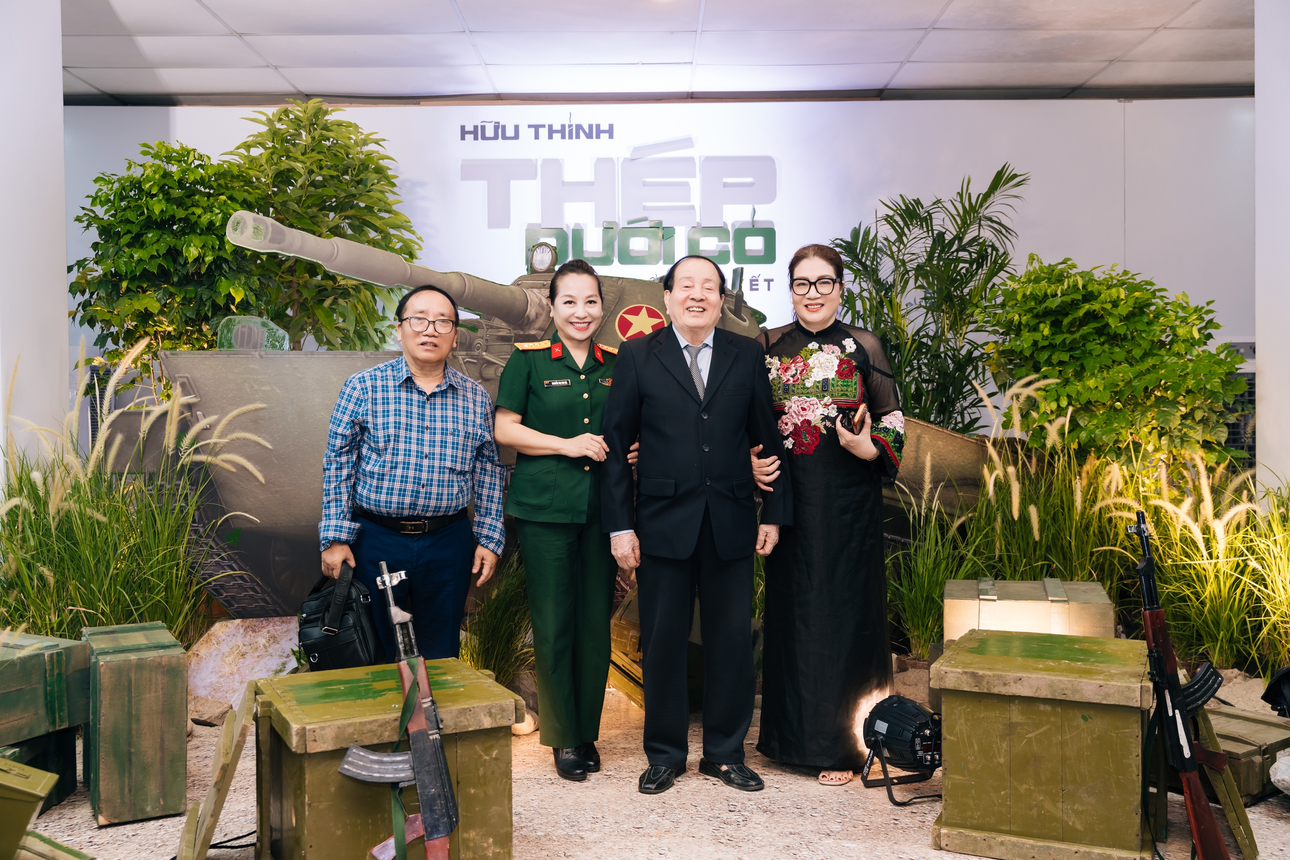 Nh&agrave; thơ Hữu Thỉnh ra mắt tiểu thuyết "Th&eacute;p dưới cỏ"   - Ảnh 7.