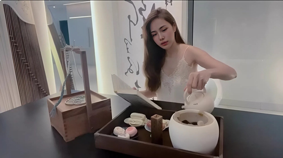 Thủy ti&ecirc;n trở lại với khoảnh khắc thưởng tr&agrave; trong biệt thự trắng 300 m2 - Ảnh 1.