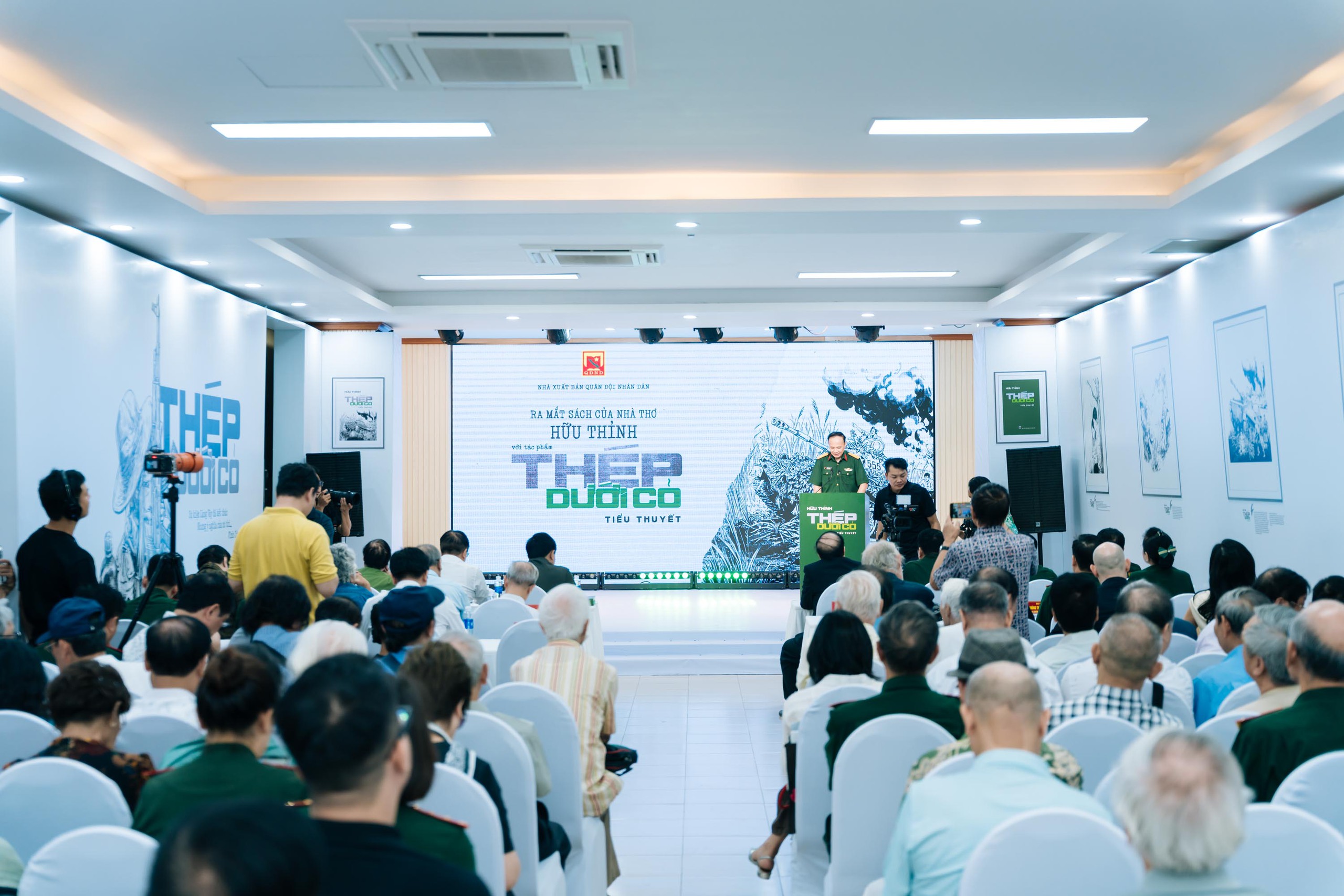 Nh&agrave; thơ Hữu Thỉnh ra mắt tiểu thuyết "Th&eacute;p dưới cỏ"   - Ảnh 1.