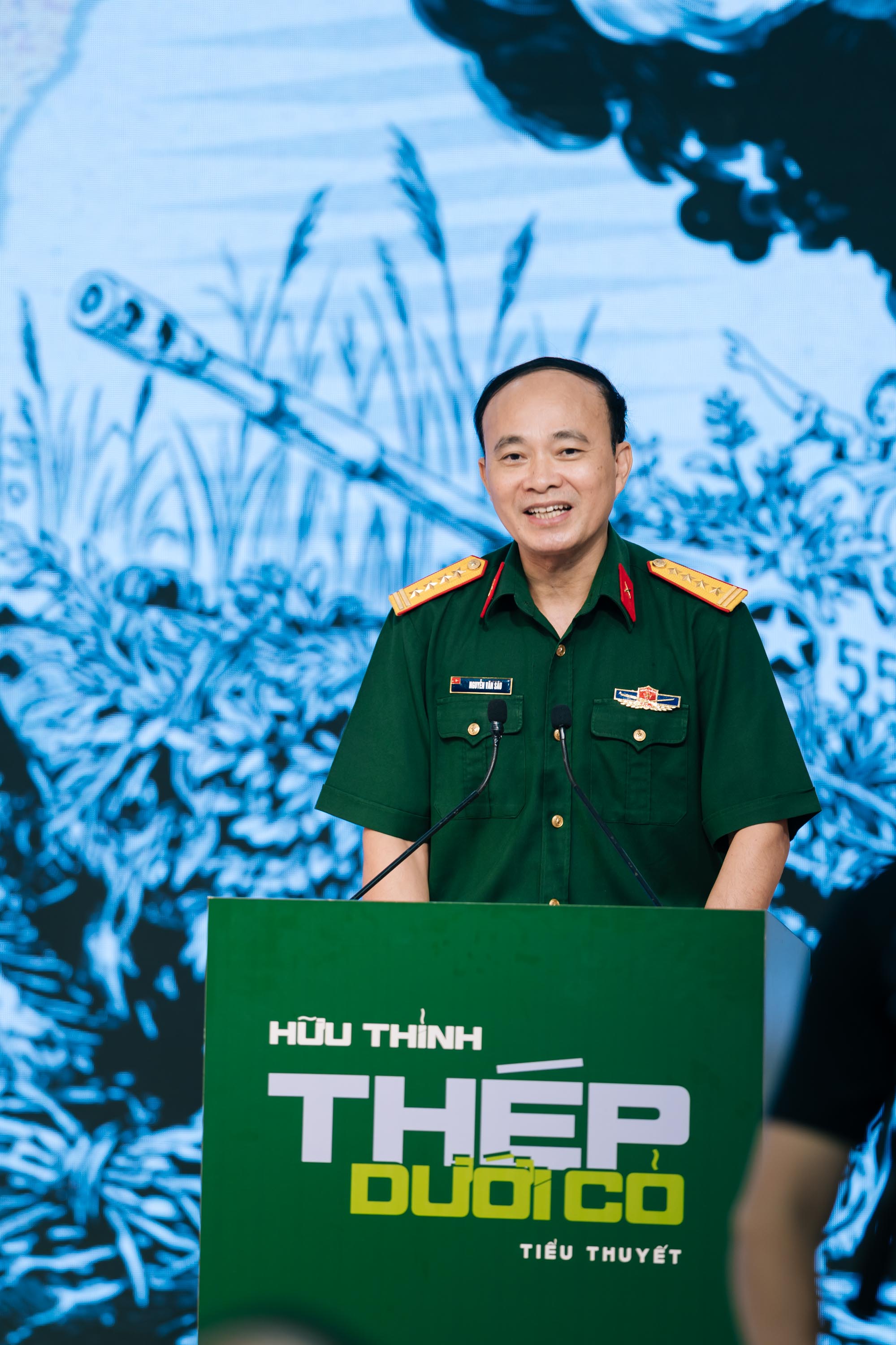Nh&agrave; thơ Hữu Thỉnh ra mắt tiểu thuyết "Th&eacute;p dưới cỏ"   - Ảnh 4.