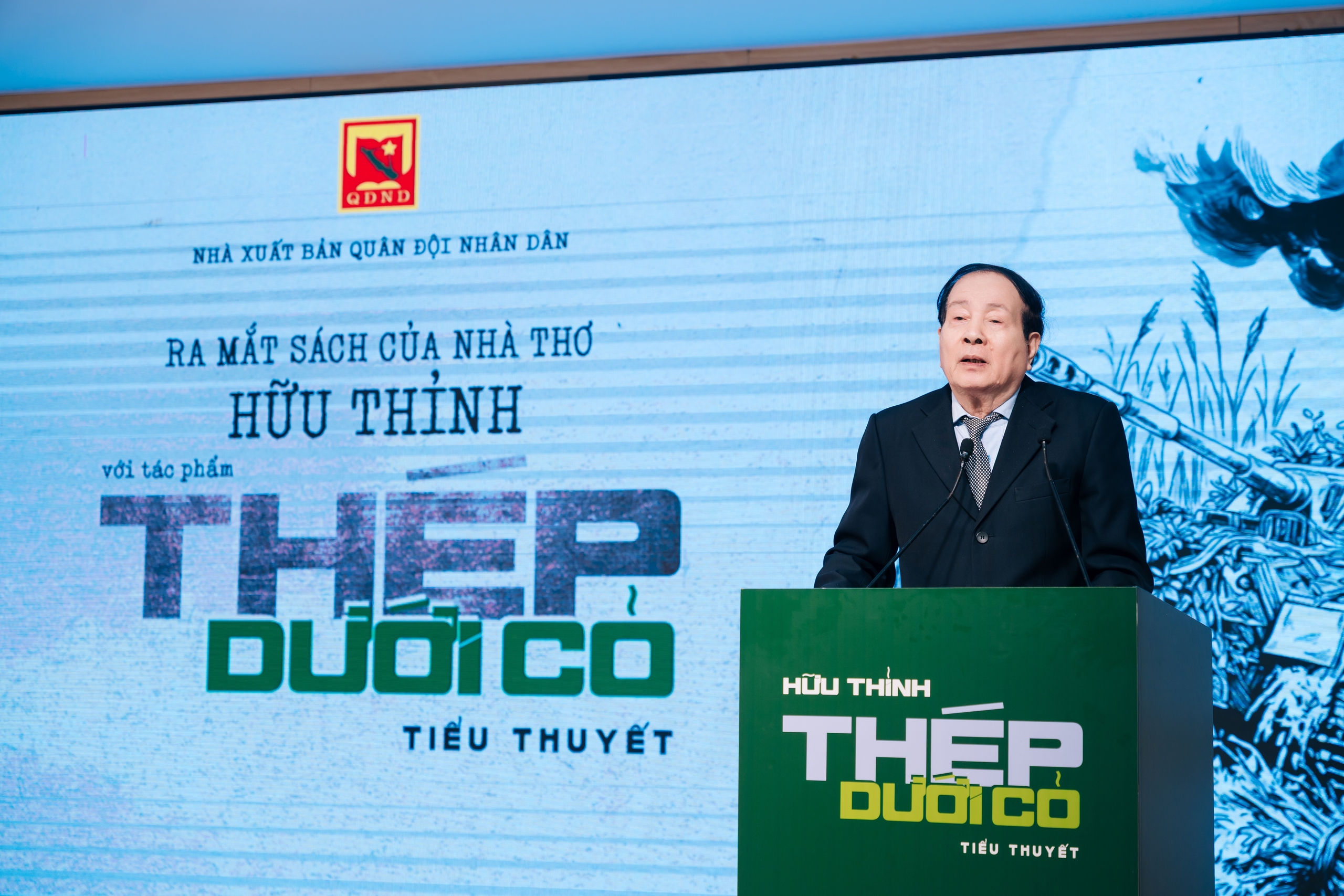 Nh&agrave; thơ Hữu Thỉnh ra mắt tiểu thuyết "Th&eacute;p dưới cỏ"   - Ảnh 2.