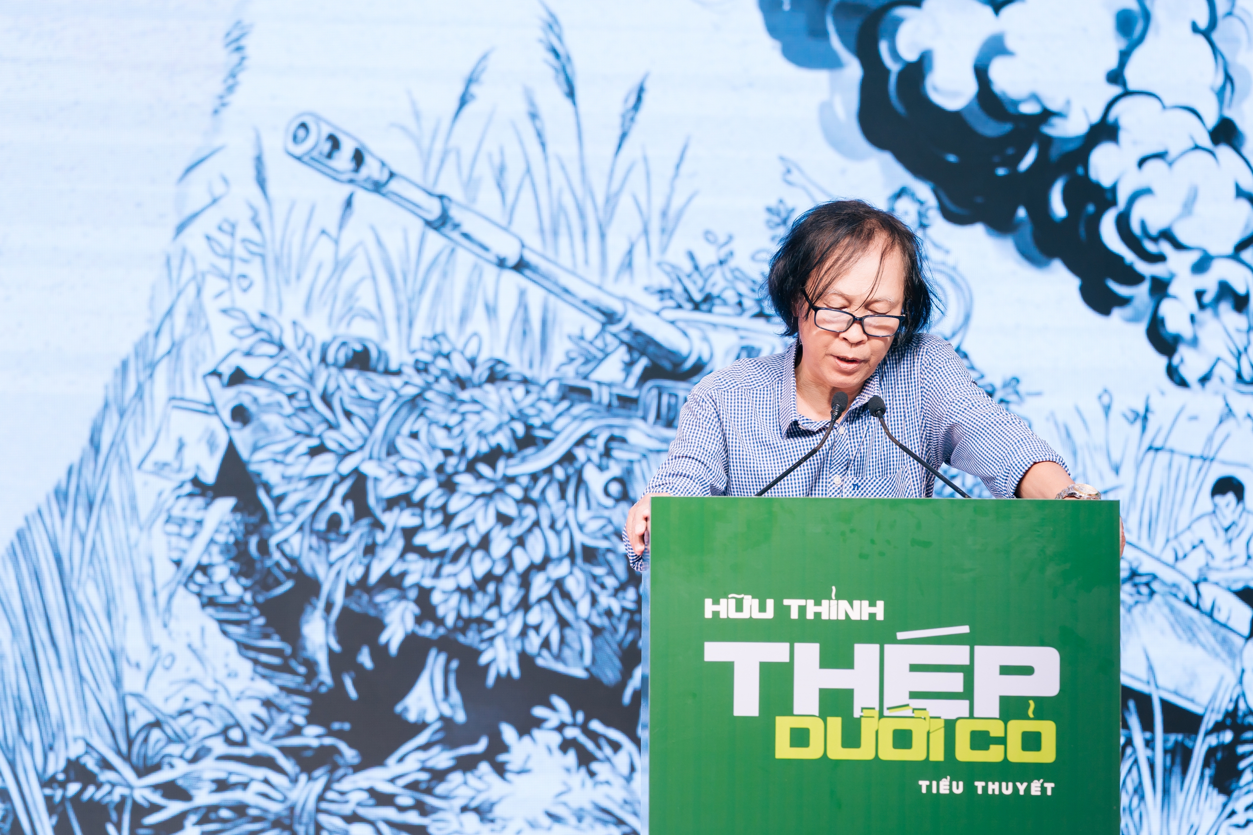 Nh&agrave; thơ Hữu Thỉnh ra mắt tiểu thuyết "Th&eacute;p dưới cỏ"   - Ảnh 5.