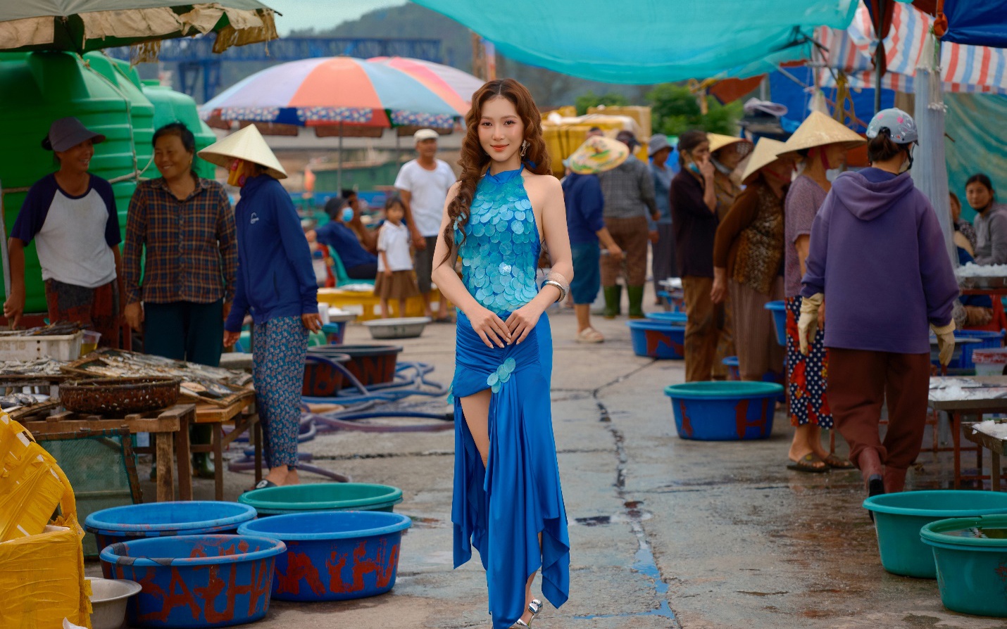 6 bộ trang phục được sử dụng cực chất trong MV 'g&aacute;i Nghệ' của Hương Tr&agrave;m - Ảnh 1.