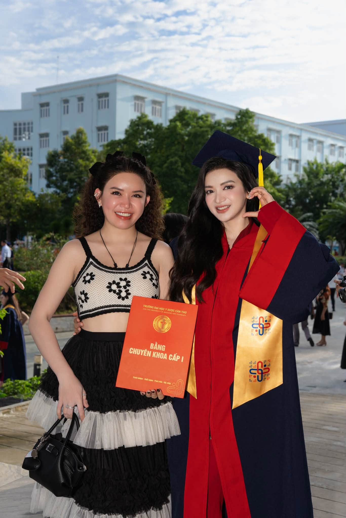 Á hậu Đinh Y Quyên tốt nghiệp bác sĩ chuyên khoa I , nổi bật giữa làng giải trí 2026 - Ảnh 2.