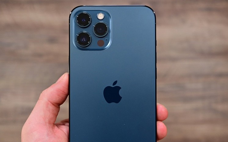 Gi&aacute; iPhone 17 giảm tới 9 triệu đồng, rẻ chưa từng thấy trước khi iPhone 18 xuất hiện - Ảnh 1.