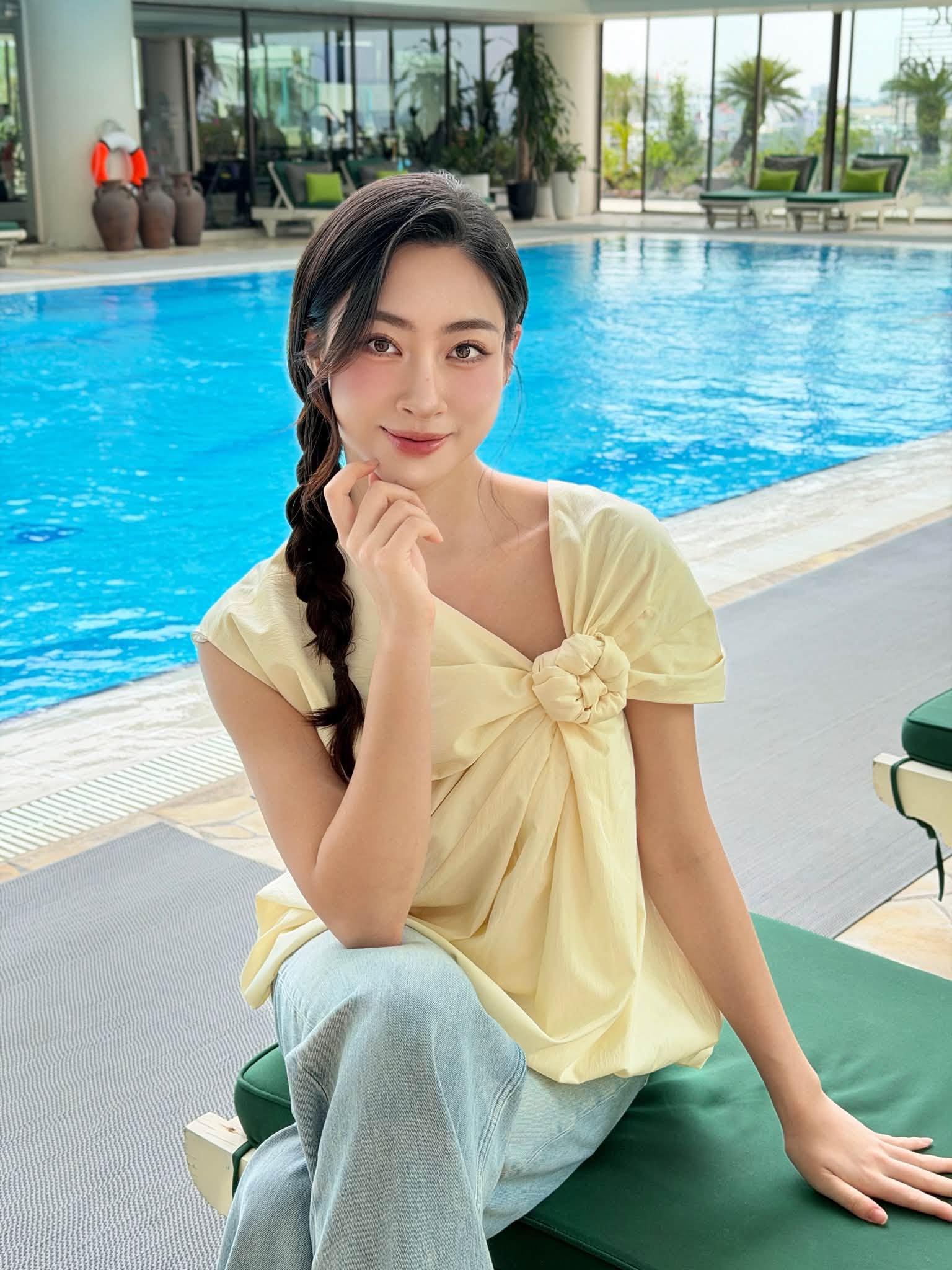 Ngọc Trinh diện váy cưới 2 mảnh quyến rũ , Lý Nhã Kỳ đẹp rạng rỡ tuổi 44 - Ảnh 5.