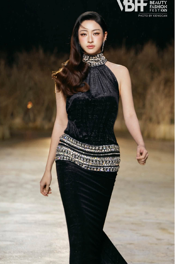 Lương Thùy Linh catwalk viral khắp mạng xã hội vì sao? - Ảnh 3.