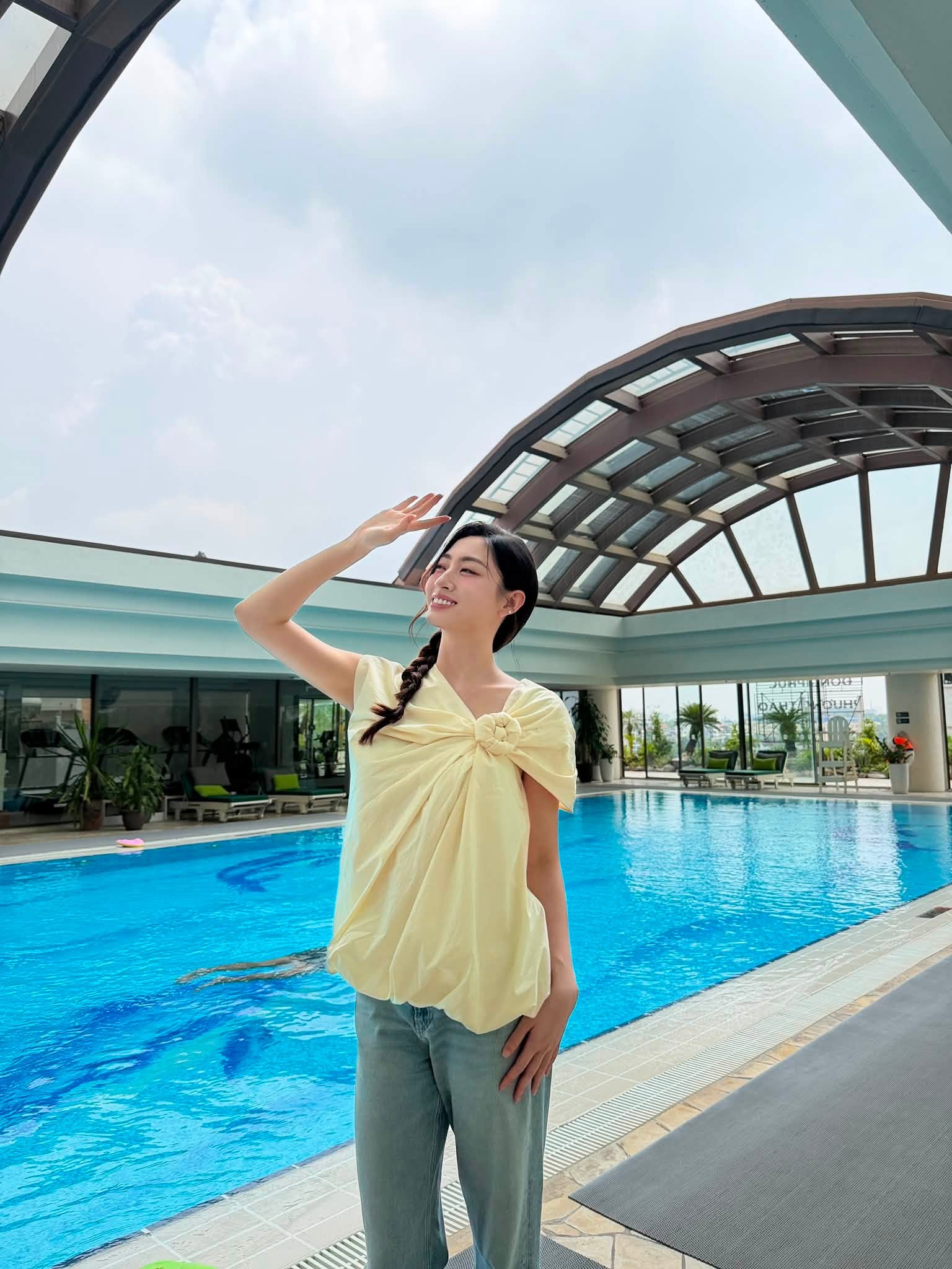 Ngọc Trinh diện váy cưới 2 mảnh quyến rũ , Lý Nhã Kỳ đẹp rạng rỡ tuổi 44 - Ảnh 6.