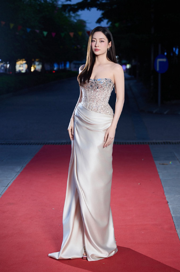 Lương Thùy Linh catwalk viral khắp mạng xã hội vì sao? - Ảnh 7.