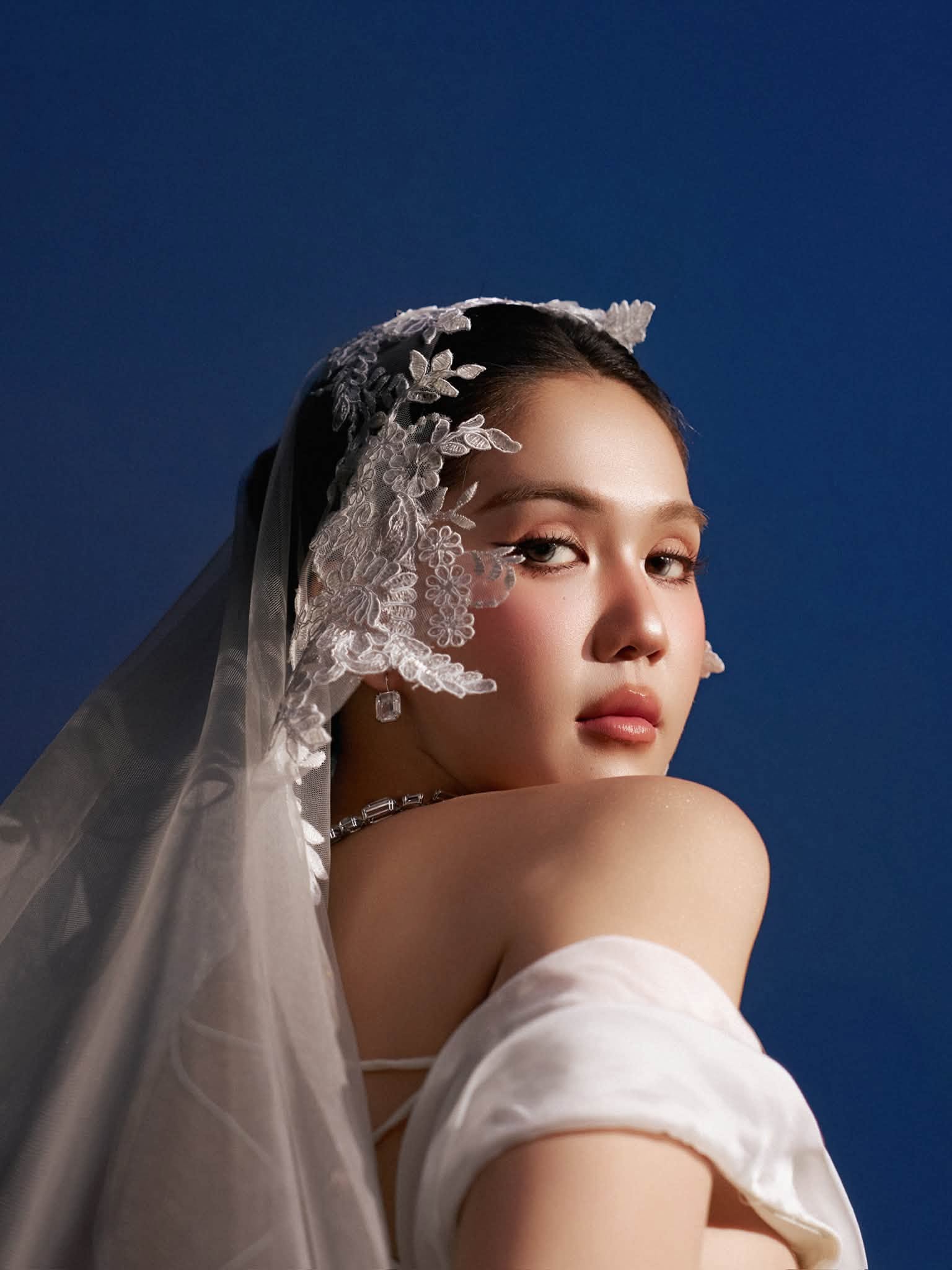 Ngọc Trinh diện váy cưới 2 mảnh quyến rũ , Lý Nhã Kỳ đẹp rạng rỡ tuổi 44 - Ảnh 1.