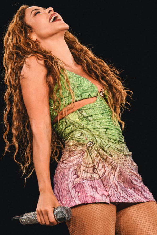 'Nữ hoàng World Cup' Shakira vẫn nóng bỏng ở tuổi 49 - Ảnh 2.