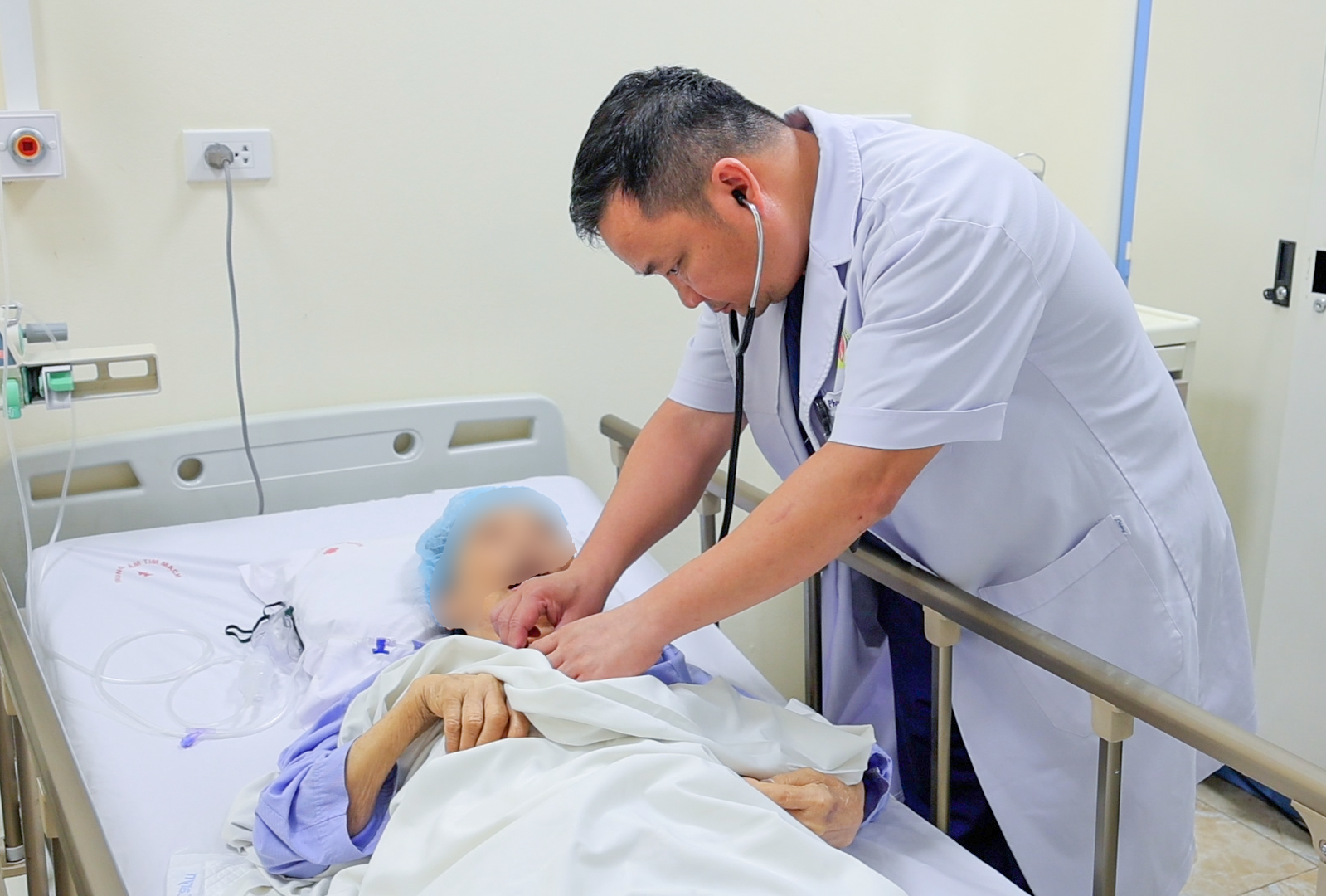 Cụ bà 84 tuổi sốc tim do van tim sinh học thoái hóa sau 14 năm được cứu sống - Ảnh 1.
