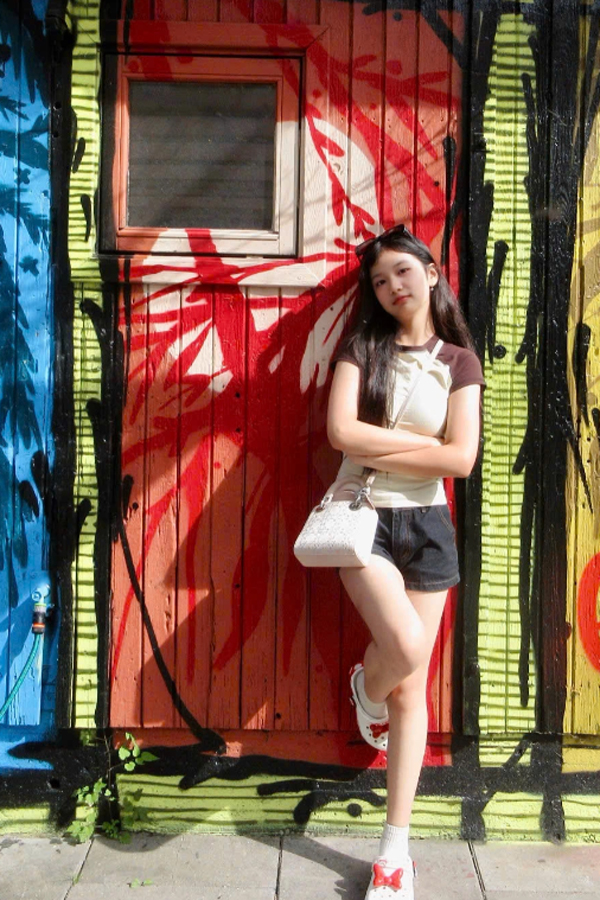 Con g&aacute;i Jennifer Phạm cao lớn, tự tin cưỡi ngựa ở Đan Mạch - Ảnh 3.