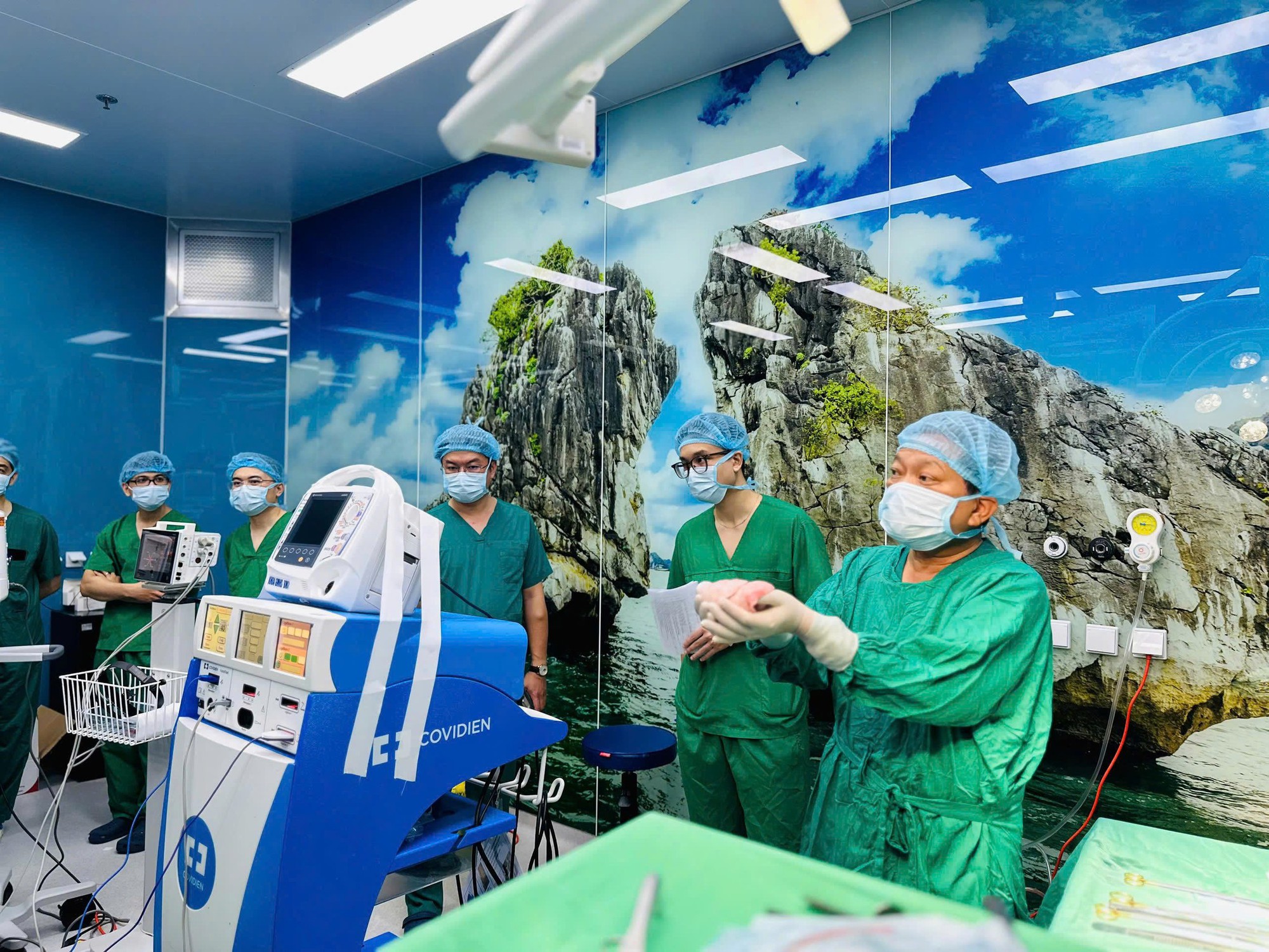Mang b&igrave;nh oxy đi từ Nam ra Bắc, người đ&agrave;n &ocirc;ng được hồi sinh từ l&aacute; phổi của c&ocirc; g&aacute;i 22 tuổi - Ảnh 1.