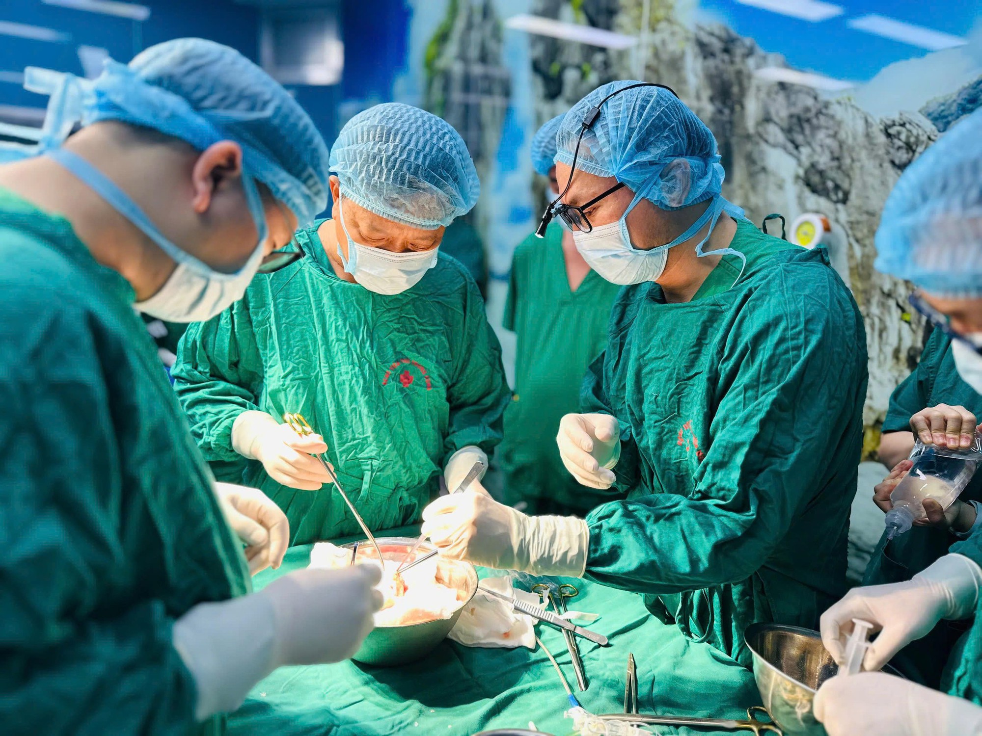 Mang b&igrave;nh oxy đi từ Nam ra Bắc, người đ&agrave;n &ocirc;ng được hồi sinh từ l&aacute; phổi của c&ocirc; g&aacute;i 22 tuổi - Ảnh 2.