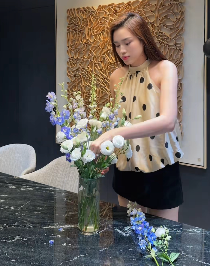 Hoa hậu Đỗ Thị Hà đón tuổi mới chuẩn 'dâu hào môn' - Ảnh 1.